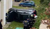 Otomobil, apartman bahçesine uçtu: 2 yaralı