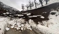 Köy yolunun bir bölümü heyelan nedeniyle ulaşıma kapandı