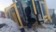 Buzlanma nedeniyle 2 TIR devrildi; 1 yaralı