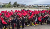 Malatya'da öğrenciler Türk Bayrağı, öğretmenler karanfil ile karşılandı