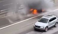 Seyir halindeki hafif ticari araç alev alev yandı