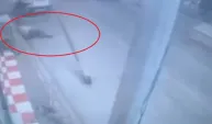 Yolda yürürken üzerine direk devrildi; o anlar kamerada