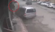 Hafif ticari aracın çarptığı 3 yayadan 1’i kurtarılamadı; kaza kamerada