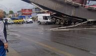 Damperi açık kalan kamyon üst geçide çarptı: 3 yaralı
