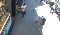 Binadan beton parçaları koptu, caddede yürüyenler son anda kurtuldu