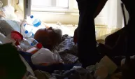 Yaşadığı ‘çöp ev’de mahsur kalınca polisi arayıp yardım istedi