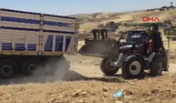 Mardin’de, toprak yolda mahsur kalan TIR kurtarıldı
