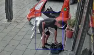 İş yerinin önünde unutulan takım çantasını aldı, bir gün sonra geri bıraktı