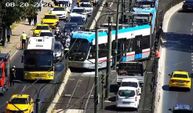 Beyoğlu’nda tramvay raydan çıktı; yolcular tahliye edildi