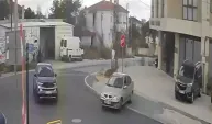 Otomobille çarptığı 'dur' tabelasını yerinden sökmeye çalışt