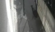 Hareket halindeki kamyonetin kasasından düştü; kaza kamerada