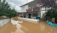 Sapanca'da dere taştı; su baskınları yaşandı
