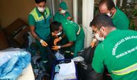 Kötü koku yayılan evden 2 kamyon çöp çıktı