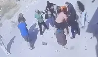 İki aile arasındaki keserli ve bıçaklı kavga kamerada