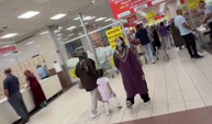 Markete girişte çantaya el koyma uygulamasına belediye tebligatıyla son verildi