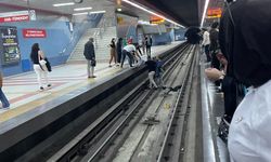 Başkentte metro raylarına düşen kadın vatandaşlarca kurtarıldı