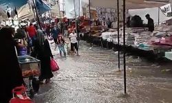 Arnavutköy'de etkili olan sağanak yağışın ardından pazar yerini su bastı