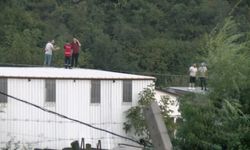 Arnavutköy'de fabrikayı su bastı çalışanlar çatıda mahsur kaldı