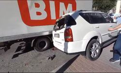 Bayrampaşa'da el frenini çekmeyi unuttuğu kamyon 9 araca çarptı: Kamyon şoförü yaralandı