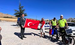 Fethi Sekin’in şehit olduğu İzmir'den aldığı bayrağı, bin 500 kilometre bisiklet sürerek kabrine ulaştırdı