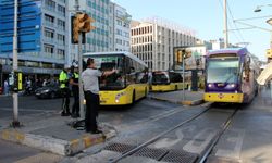 Beyoğlu'nda otobüs tramvaya çarptı