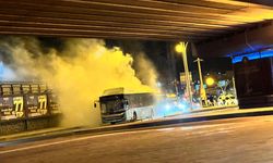 Seyir halindeki şehir içi yolcu otobüsü alev alev yandı