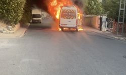 Ümraniye'de servis minibüsü alev alev yandı