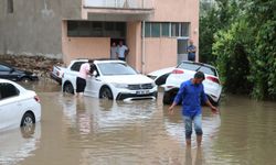 Uşak'ta sağanak; cadde ve sokaklar suyla doldu; ev ve iş yerlerini su bastı