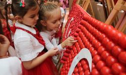 Anaokulu öğrencilerinden, geri dönüşüm malzemeleriyle 100 Türk bayrağı