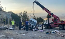Gaziantep'te kamyon kırmızı ışıkta bekleyen 3 araca çarptı: 5 ölü, 17 yaralı