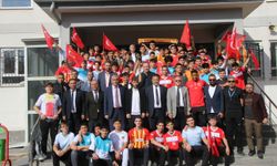 Kayserisporlu futbolcular Kartal Kayra Yılmaz ve Jeanvier öğrencilerle buluştu