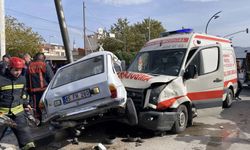 Ambulansın çarpıp, direğe sıkıştırdığı otomobildeki 2 kişi yaralandı