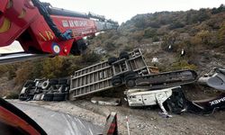 Çorum'da iş makinesi yüklü TIR devrildi: 2 ölü