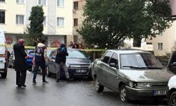 Motosikletteki kar maskeli saldırgan, otomobildekilere ateş açtı: 3 yaralı