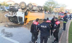 Şoförünün direksiyon hakimiyetini kaybettiği kamyon caddeden alt yola düştü