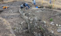 Phokaia Antik Kenti'ndeki 2 bin 400 yıllık tiyatro ortaya çıkarılıyor