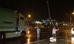 Trabzon'da etkili rüzgarla aydınlatma direği yola devrildi