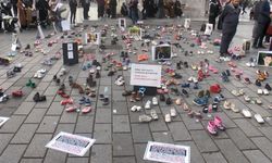 Çocuk katliamına dikkat çekmek için 500 çocuk ayakkabısı bırakıldı