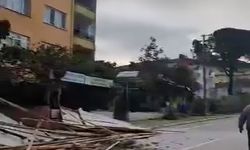 Fırtınanın savurduğu çatı 2 kişiye çarptı
