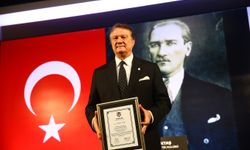 Beşiktaş'ın yeni başkanı Hasan Arat, mazbatasını aldı