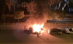 Başkentte park halindeki araç yandı