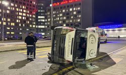 Başkentte otomobilin çarptığı ambulans devrildi