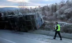 Ankara'da buz tutan yolda araçlar devrildi: 3 yaralı