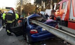 Bariyerlere saplanan otomobildeki anne ve oğlu öldü, baba yaralı