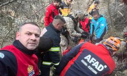 Fotoğraf çekmek isterken kayalıklardan uçuruma yuvarlandı, askeri helikopterle kurtarıldı