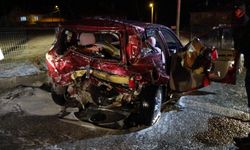 Kırmızı ışıkta bekleyen uzman çavuşların otomobiline, otomobil çarptı: 6 yaralı