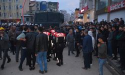 Kur'an-ı Kerim'i yırtarak küfretti; linçten polis kurtardı