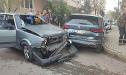 Park halindeki otomobile çarpan araçtaki çift yaralandı