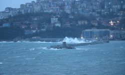 Zonguldak'ta fırtına; çatılar uçtu, denizde büyük dalgalar oluştu