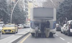 Seyir halindeki otobüse tutunan patenli çocuklar trafikte tehlikeye neden oldu